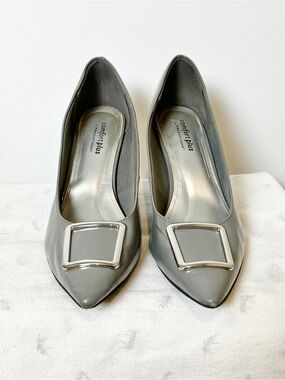 Comfort Plus by Predictions Gray Patent Pointed-Toe Pumps w/ Buckle – 8